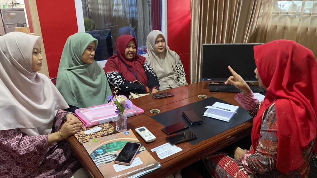 TIM PKM PIAUD STAIN SAR KEPRI MONITORING SEKOLAH TERBAIK DAN SERAHKAN LAPORAN SERTA EVALUASI KE DISDIK KOTA TANJUNGPINANG