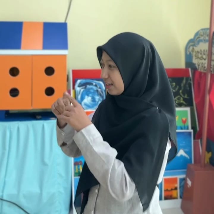 BELAJAR SERU! MAHASISWA PRODI PIAUD STAIN SAR KEPRI PRAKTIK BAHASA ISYARAT DI LAB PAUD