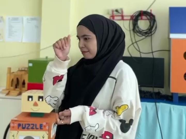 BELAJAR SERU! MAHASISWA PRODI PIAUD STAIN SAR KEPRI PRAKTIK BAHASA ISYARAT DI LAB PAUD