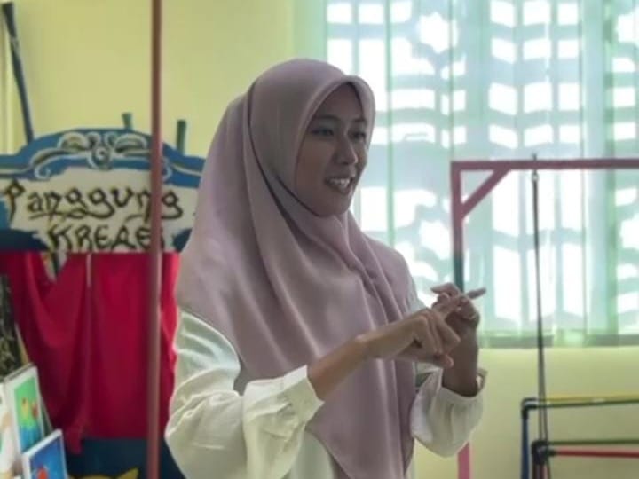 BELAJAR SERU! MAHASISWA PRODI PIAUD STAIN SAR KEPRI PRAKTIK BAHASA ISYARAT DI LAB PAUD