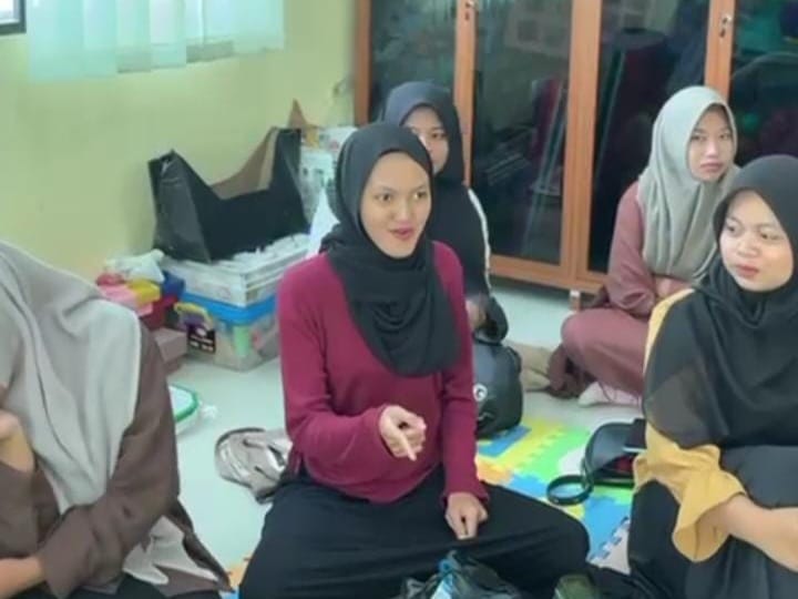 BELAJAR SERU! MAHASISWA PRODI PIAUD STAIN SAR KEPRI PRAKTIK BAHASA ISYARAT DI LAB PAUD