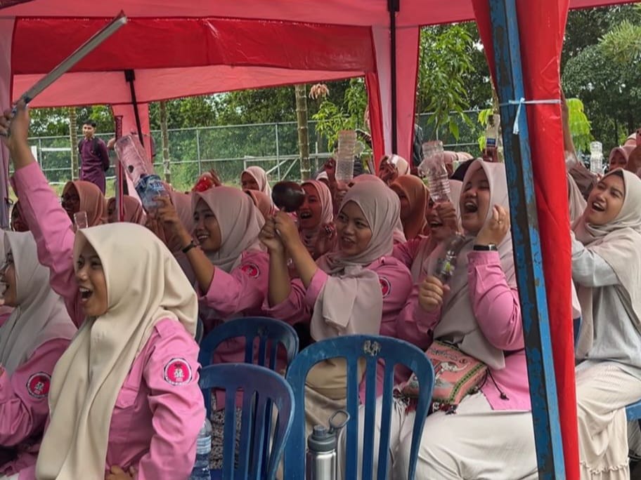 Kekompakan Jadi Sorotan: Suporter HMPS PIAUD Guncang Pentas Seni BASEKAM