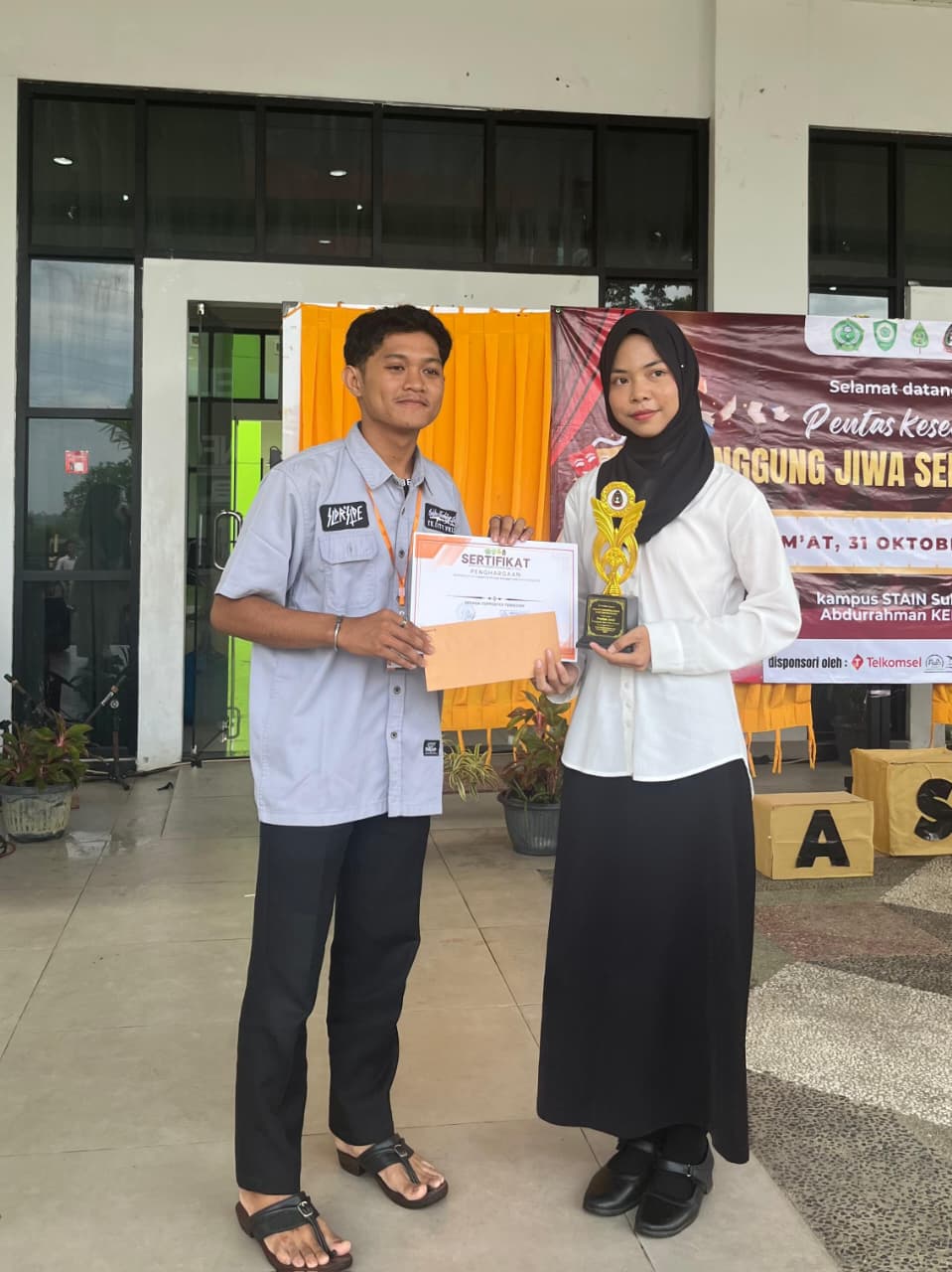 Kekompakan Jadi Sorotan: Suporter HMPS PIAUD Guncang Pentas Seni BASEKAM