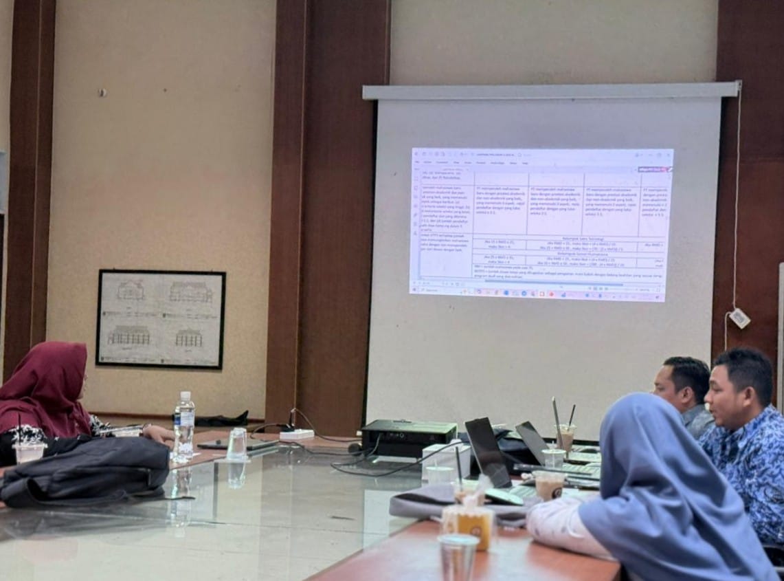 Prodi PIAUD: Program Studi Pendidikan Islam Anak Usia Dini (PIAUD) STAIN Sultan Abdurrahman Kepulauan Riau menggelar rapat persiapan re-akreditasi sebagai langkah strategis untuk memperkuat mutu dan kualitas program studi. Pertemuan yang dilaksanakan pada Selasa, 28 Oktober 2025 tersebut berlangsung di ruang rapat Balai Titah STAIN Sultan Abdurrahman dan dihadiri oleh seluruh dosen home base PIAUD. Rapat diwarnai suasana serius, penuh kehati-hatian, serta komitmen tinggi dari seluruh tim yang terlibat. Dalam diskusi yang dipimpin oleh Ketua Prodi PIAUD, Nadya Nela Rosa, M.Psi., tim membahas persiapan re-akreditasi Prodi termasuk pemutakhiran seluruh data Prodi dan pembahasan kerjasama serta kegiatan internasional. Tidak hanya berfokus pada re-akreditasi, rapat juga membahas agenda strategis lainnya yang menentukan kesiapan Prodi PIAUD. Agenda tersebut meliputi analisis pelaksanaan dan evaluasi dalam setiap aspek. Visi misi keilmuan, kurikulum prodi, sistem perkuliahan, mahasiswa, dosen dan tendik, alumni, sarana dan prasarana pendukung perkuliahan, penelitian, pkm, output luaran, serta pembiayaan. Dengan persiapan matang dan sinergi seluruh tim, Prodi PIAUD STAIN Sultan Abdurrahman optimis dapat meraih hasil re-akreditasi yang lebih baik.