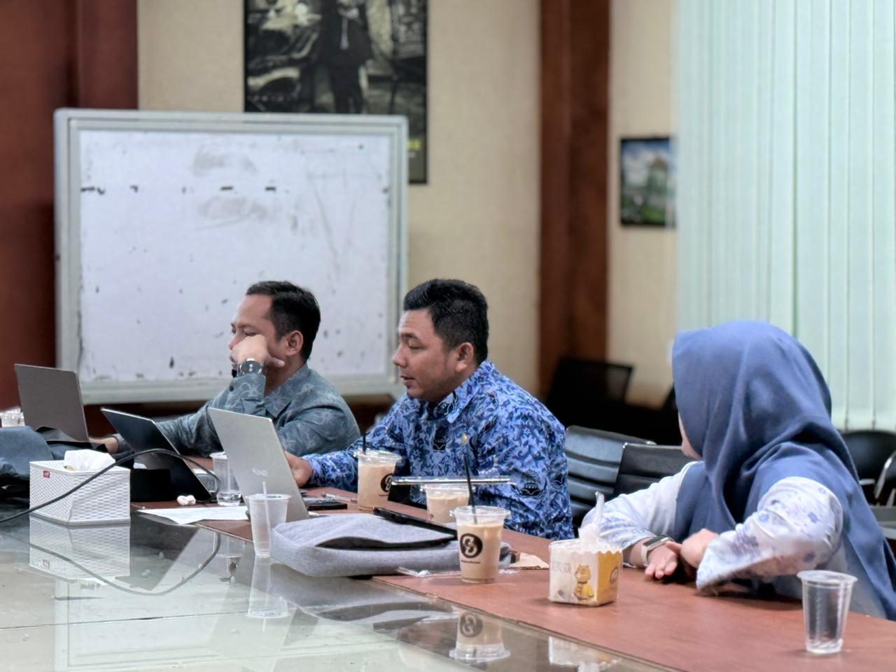 Prodi PIAUD: Program Studi Pendidikan Islam Anak Usia Dini (PIAUD) STAIN Sultan Abdurrahman Kepulauan Riau menggelar rapat persiapan re-akreditasi sebagai langkah strategis untuk memperkuat mutu dan kualitas program studi. Pertemuan yang dilaksanakan pada Selasa, 28 Oktober 2025 tersebut berlangsung di ruang rapat Balai Titah STAIN Sultan Abdurrahman dan dihadiri oleh seluruh dosen home base PIAUD. Rapat diwarnai suasana serius, penuh kehati-hatian, serta komitmen tinggi dari seluruh tim yang terlibat. Dalam diskusi yang dipimpin oleh Ketua Prodi PIAUD, Nadya Nela Rosa, M.Psi., tim membahas persiapan re-akreditasi Prodi termasuk pemutakhiran seluruh data Prodi dan pembahasan kerjasama serta kegiatan internasional. Tidak hanya berfokus pada re-akreditasi, rapat juga membahas agenda strategis lainnya yang menentukan kesiapan Prodi PIAUD. Agenda tersebut meliputi analisis pelaksanaan dan evaluasi dalam setiap aspek. Visi misi keilmuan, kurikulum prodi, sistem perkuliahan, mahasiswa, dosen dan tendik, alumni, sarana dan prasarana pendukung perkuliahan, penelitian, pkm, output luaran, serta pembiayaan. Dengan persiapan matang dan sinergi seluruh tim, Prodi PIAUD STAIN Sultan Abdurrahman optimis dapat meraih hasil re-akreditasi yang lebih baik.
