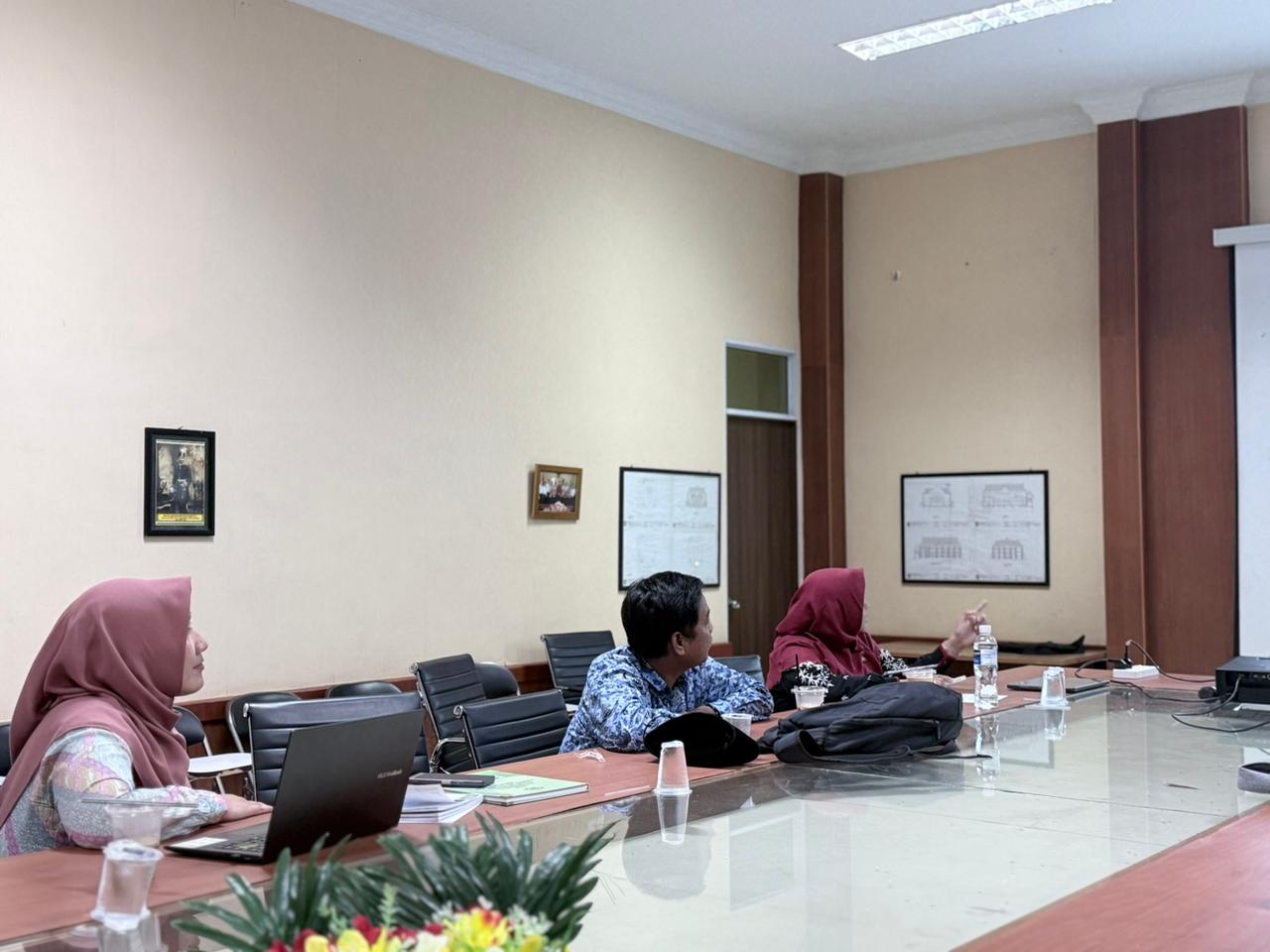Prodi PIAUD: Program Studi Pendidikan Islam Anak Usia Dini (PIAUD) STAIN Sultan Abdurrahman Kepulauan Riau menggelar rapat persiapan re-akreditasi sebagai langkah strategis untuk memperkuat mutu dan kualitas program studi. Pertemuan yang dilaksanakan pada Selasa, 28 Oktober 2025 tersebut berlangsung di ruang rapat Balai Titah STAIN Sultan Abdurrahman dan dihadiri oleh seluruh dosen home base PIAUD. Rapat diwarnai suasana serius, penuh kehati-hatian, serta komitmen tinggi dari seluruh tim yang terlibat. Dalam diskusi yang dipimpin oleh Ketua Prodi PIAUD, Nadya Nela Rosa, M.Psi., tim membahas persiapan re-akreditasi Prodi termasuk pemutakhiran seluruh data Prodi dan pembahasan kerjasama serta kegiatan internasional. Tidak hanya berfokus pada re-akreditasi, rapat juga membahas agenda strategis lainnya yang menentukan kesiapan Prodi PIAUD. Agenda tersebut meliputi analisis pelaksanaan dan evaluasi dalam setiap aspek. Visi misi keilmuan, kurikulum prodi, sistem perkuliahan, mahasiswa, dosen dan tendik, alumni, sarana dan prasarana pendukung perkuliahan, penelitian, pkm, output luaran, serta pembiayaan. Dengan persiapan matang dan sinergi seluruh tim, Prodi PIAUD STAIN Sultan Abdurrahman optimis dapat meraih hasil re-akreditasi yang lebih baik.