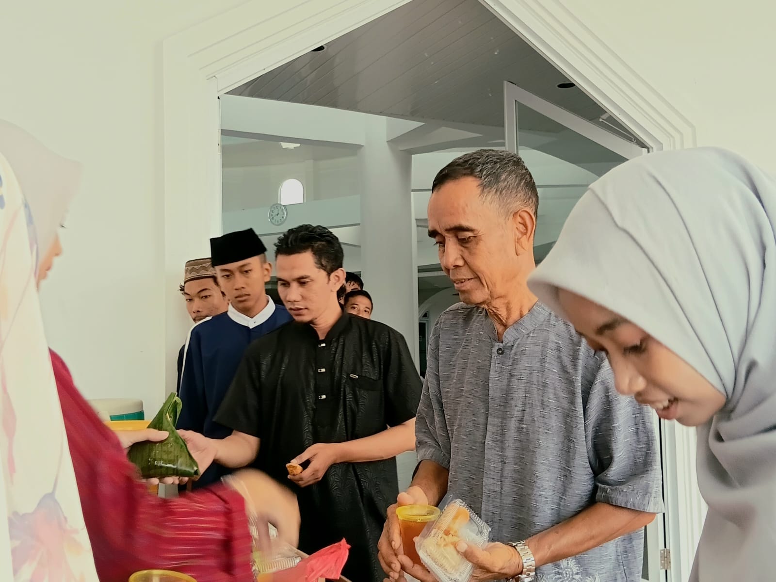 BANGUN KEPEDULIAN SOSIAL, HMPS PIAUD STAIN SAR GELAR ONE DAY ONE ACTION: JUM'AT BERKAH